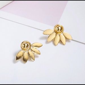 NEW Trendy Leafy Gold Stud Earring